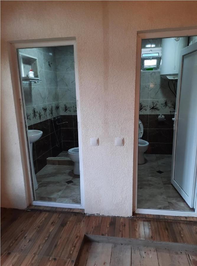 Nino & Tarzan Guesthouse Адиши Экстерьер фото